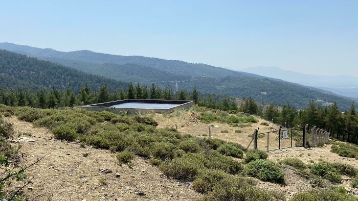 ¿Qué es esta piscina en medio de la nada?