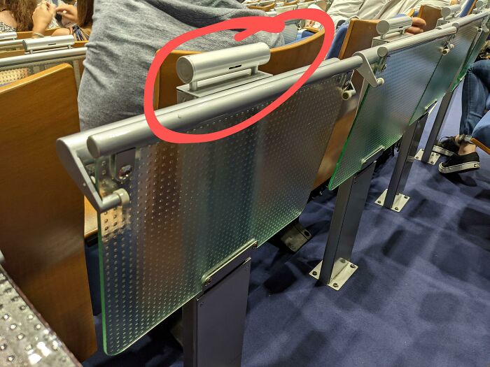 I Saw This In A Theater, What It This Piece Of Metal ? (8 Years Questionning Myself. Please Help)