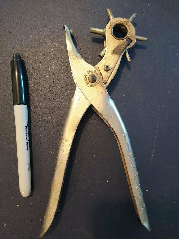 Witt Found In Older Tool Box (At Least 10 Years Old). Part With Spokes Rotates, Spokes (Of Different Diameters) Match Up To Hole In The Oposite Side Of The Tool. Sharpie Marker For Size