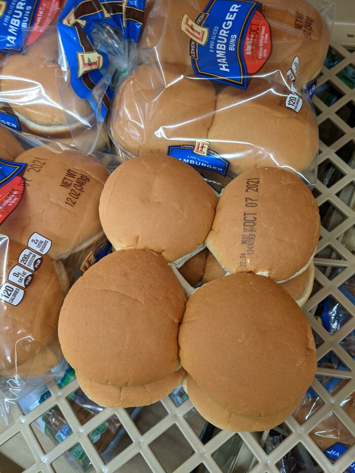 Mientras estaba en la tienda Aldi hoy, vi estos panes de hamburguesa a los que les faltaba la bolsa... pero la fecha de caducidad estaba estampada justo en los panes