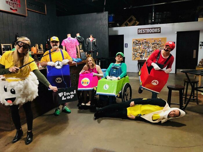 Tanto mi amiga como yo estamos en silla de ruedas así que hicimos un disfraz grupal de Mario Kart para este Halloween