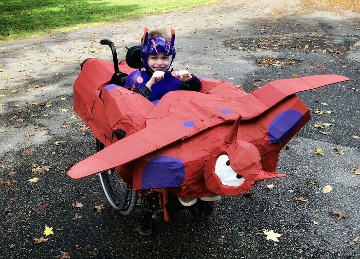 Todos los años, mi esposa le hace un disfraz a nuestro hijo para su silla de ruedas. Este año es Hiro sobre Baymax, de la película Big Hero 6