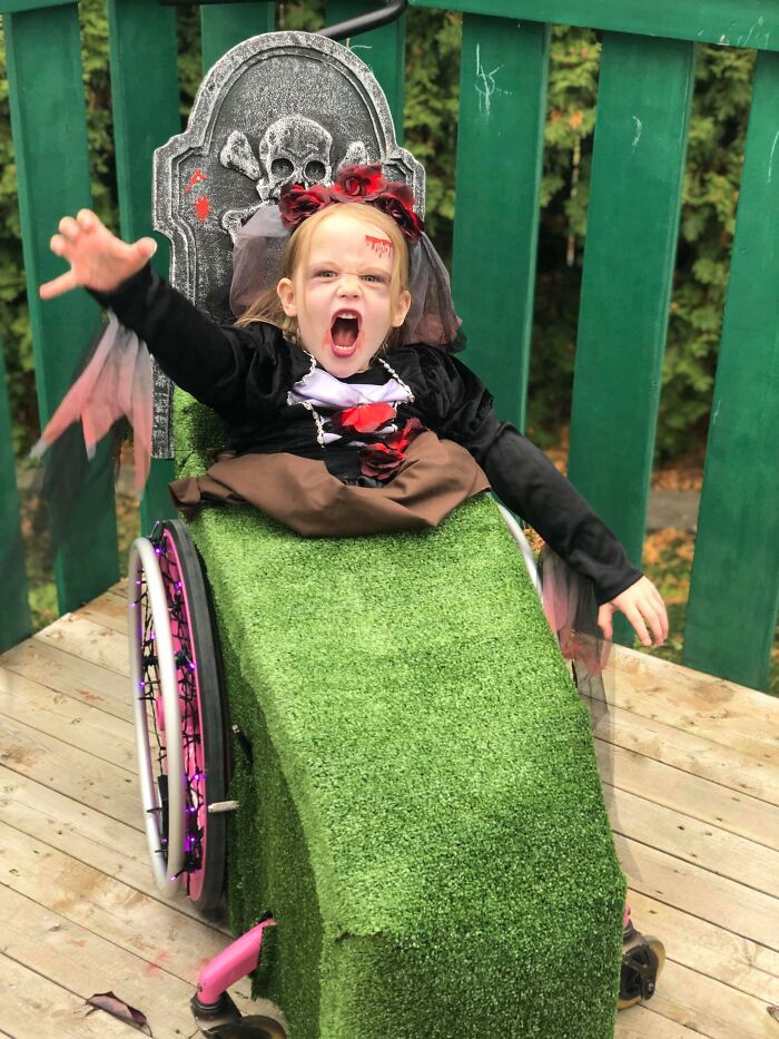 El disfraz de silla de ruedas de zombie escapándose de la tumba que hice para mi hija 