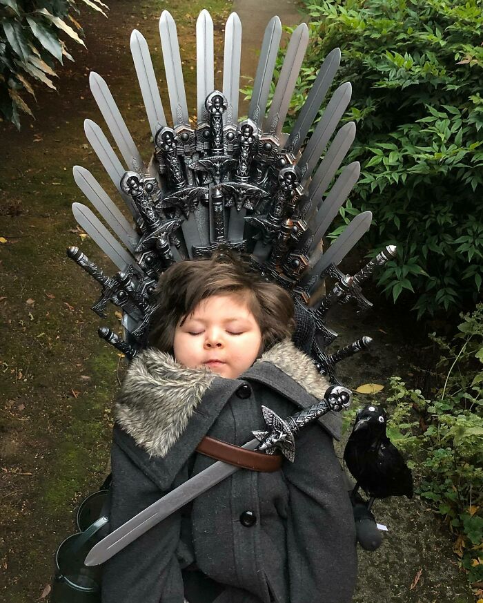 El rey de 3 años, Bran Stark, en un disfraz épico en silla de ruedas