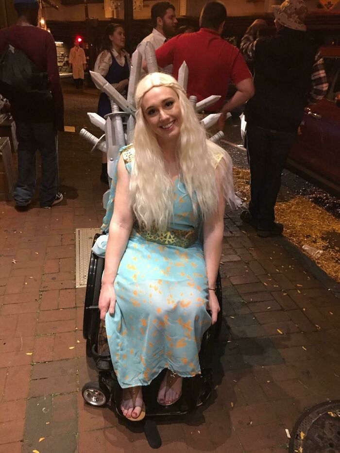 Transformé mi silla de ruedas en el trono de hierro para Halloween