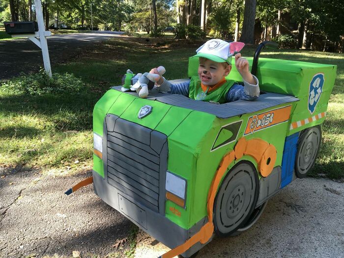 Mi hijo tiene parálisis cerebral y está en silla de ruedas, así que mi esposa le creó un disfraz de un vehículo de Paw Patrol para Halloween