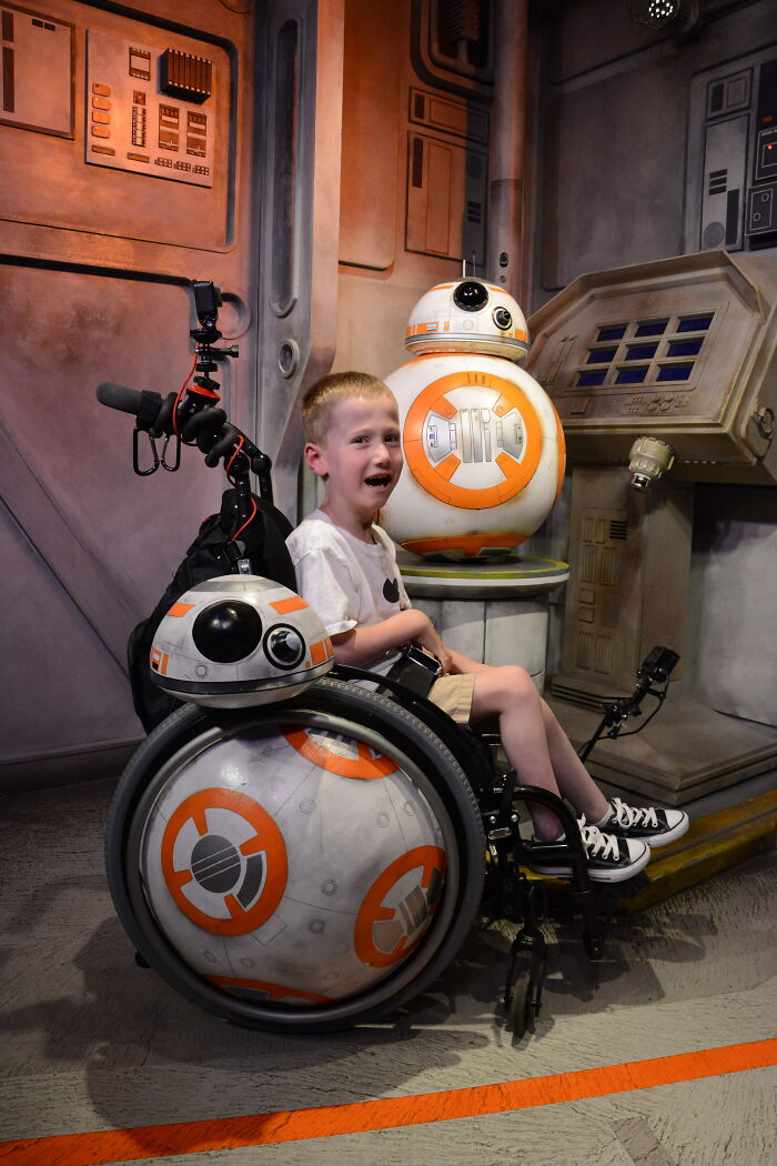 Mi hijo está en silla de ruedas. Convertí su silla en BB8, y llevé a mi hijo a los Estudios de Hollywood, en Disneyworld. Esta es la silla BB8 que armé 