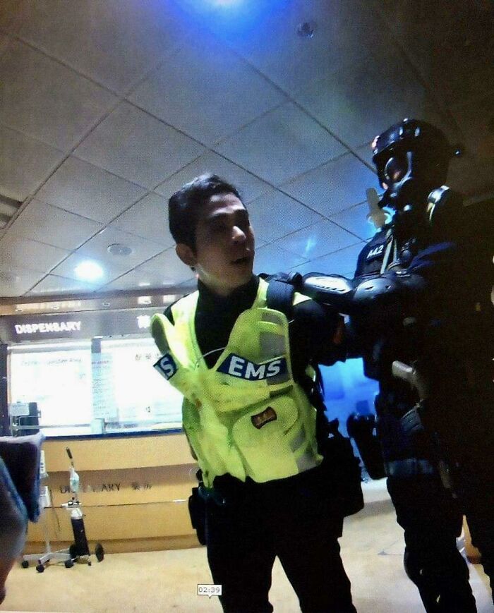 Este policía chino detiene a un médico que ayudaba a los manifestantes heridos en Hong Kong