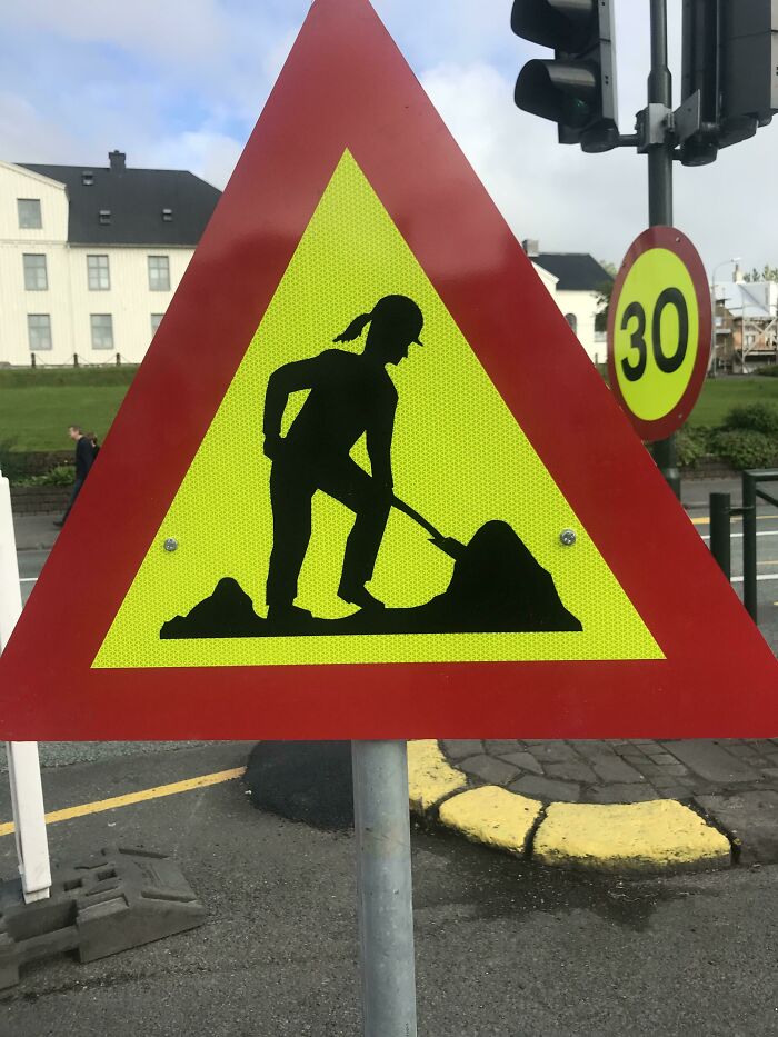 En esta señal de obra en Reikiavik, Islandia muestra a una mujer trabajando