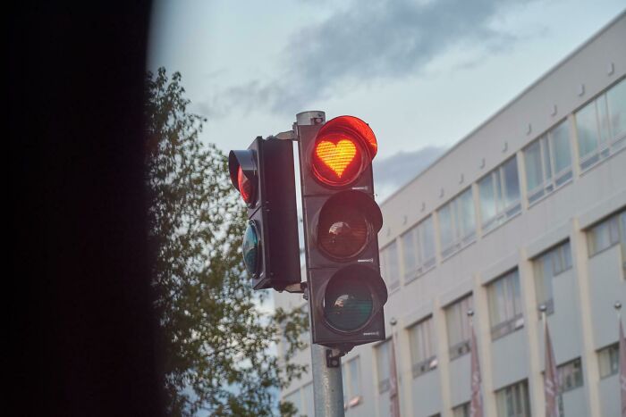 Todas las luces de los semáforos de Akureyri (Islandia) tienen forma de corazón 