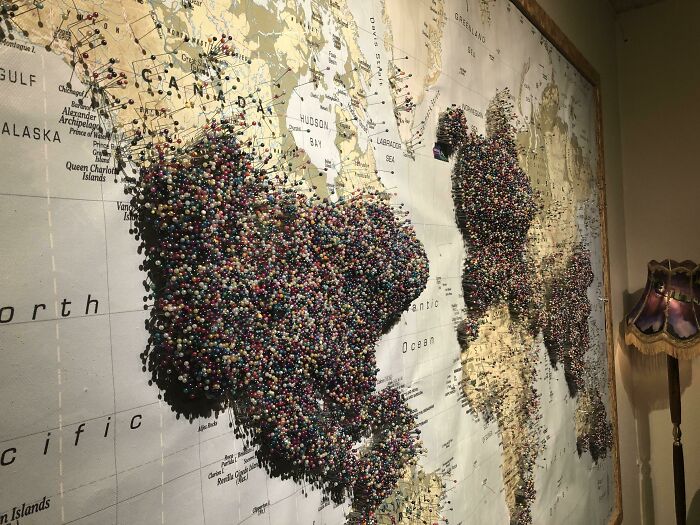 Este es el mapa “Marca de dónde eres” que se encuentra en el Museo Aurora de Reikiavik, Islandia 