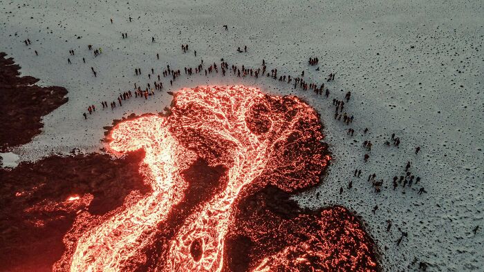 Gente reunida en torno a la lava en Islandia