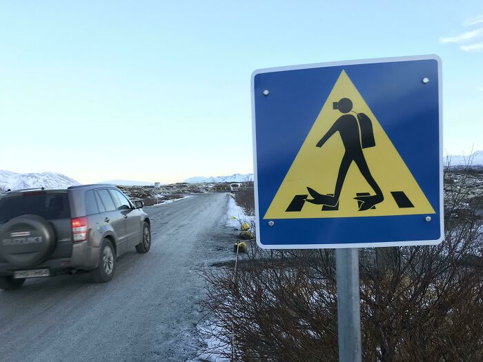 Esta señal de cruce para buceadores se encuentra en Þingvellir, Islandia