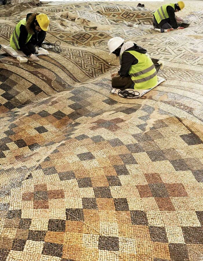 Un mosaico en Turquía siendo excavado que ha sido ondulado por los terremotos