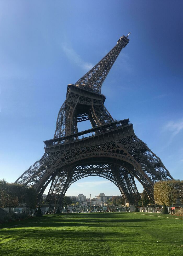 Intenté tomar una foto panorámica de la Torre Eiffel hoy, ¡salió sorprendentemente bien!