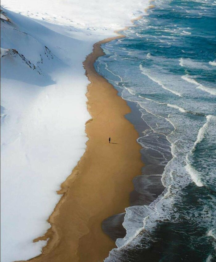 Playa nevada en Hokkaido, Japón