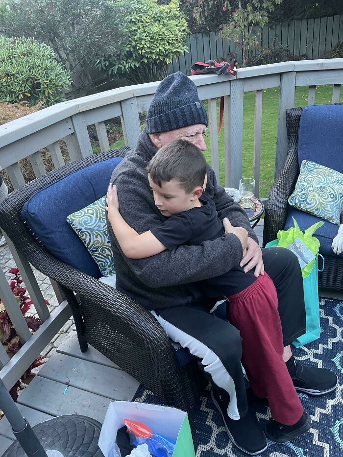 Mi abuelo de 90 años con demencia, abrazando a mi hijo de 4 años. El abuelo, que la mayoría de los días no se acuerda de nosotros, dijo: "Quiero mucho a este niño, me alegro de que esté aquí"