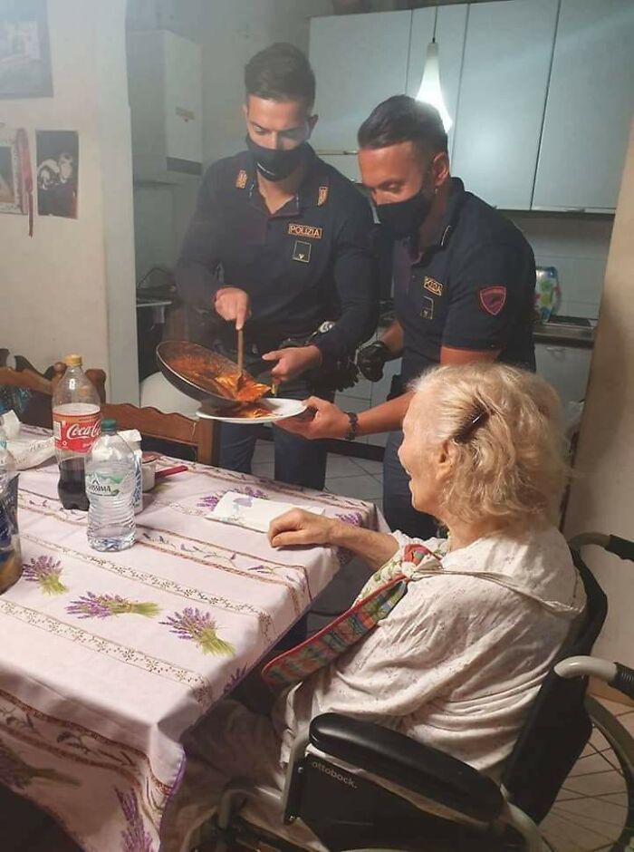 Una mujer de 87 años llamó al número de emergencia de la policía en Florencia, Italia, diciendo que estaba sola y hambrienta. Este fue el resultado