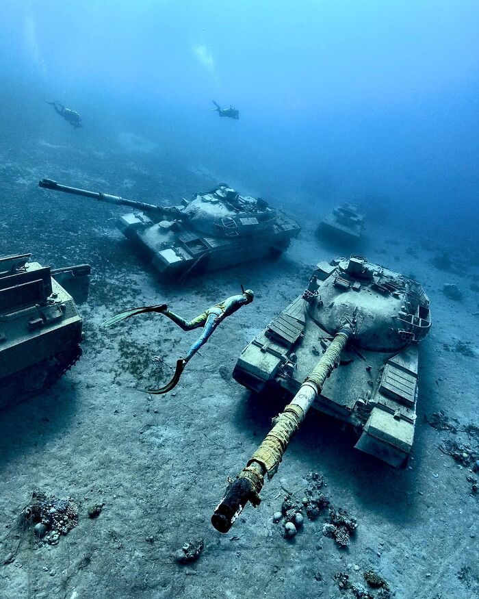 Tanques viejos en el fondo del mar