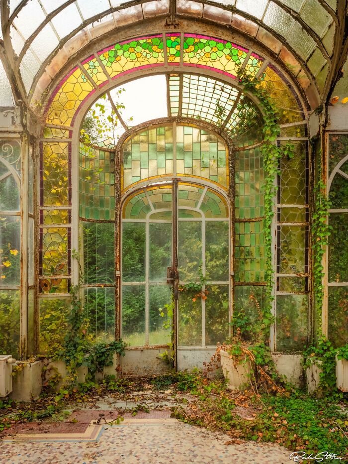 El jardín de invierno de una mansión abandonada, en Francia