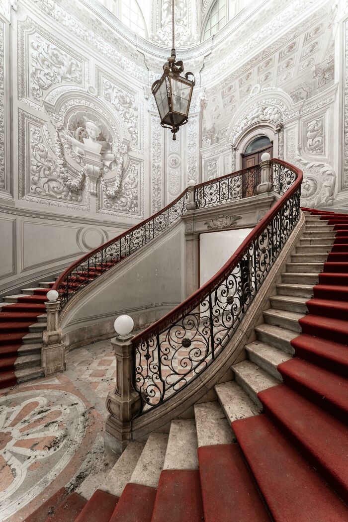 Una escalera imperial dentro de un palacio abandonado del siglo XVIII