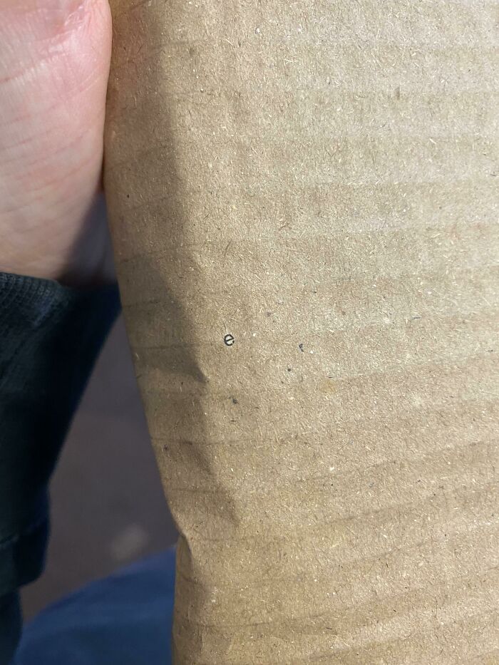 Encontré una “e” que sobrevivió el proceso de reciclado en una caja de cartón que usamos en el trabajo