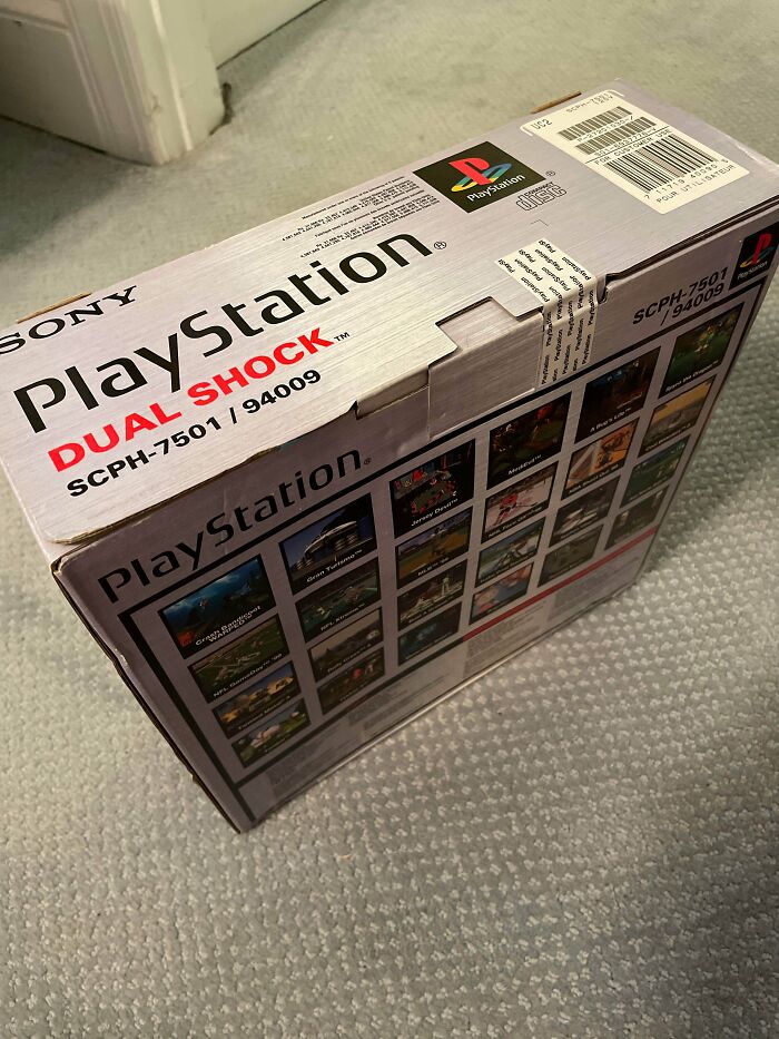 Encontré una consola de PlayStation 1 sin abrir en el ático de mi abuelo
