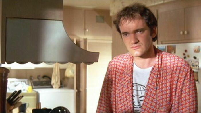 En Pulp Fiction (1994) la camiseta con el globo sonriente de Tarantino es para una revista de Detroit llamada Orbit