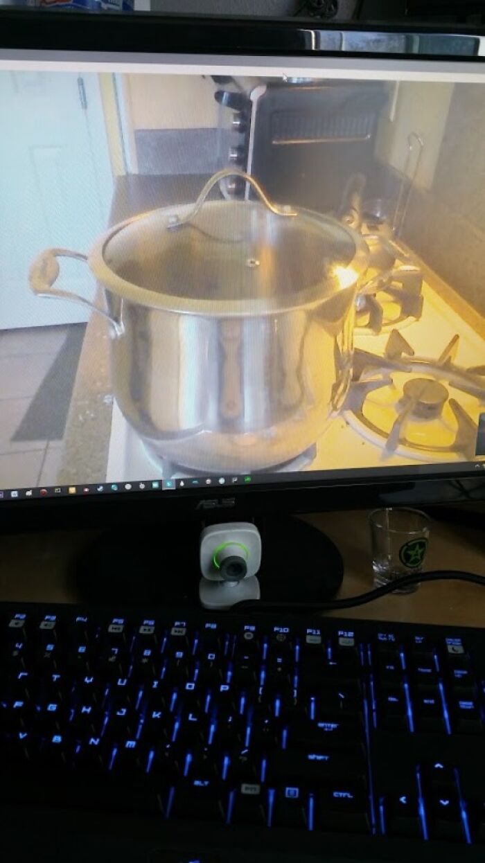 Me daba pereza levantarme y comprobar si la olla estaba hirviendo, así que la puse por Skype