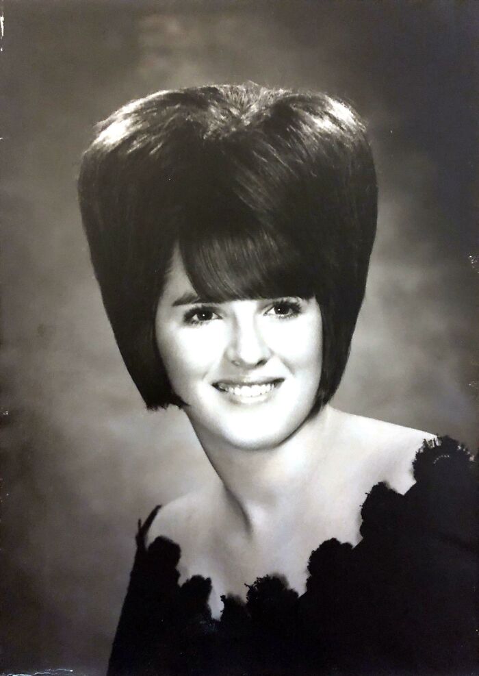 La foto de la madre de esta persona durante su último año de secundaria, a fines de los 60