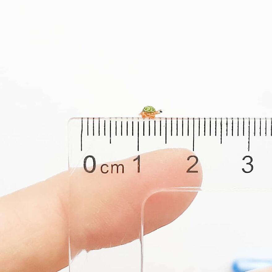 Artist Creates Crochet Animals So Tiny They Fit At Your Fingertips