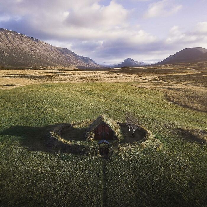 Esta iglesia en medio de la naturaleza es la más antigua de Islandia. Es muy bonita