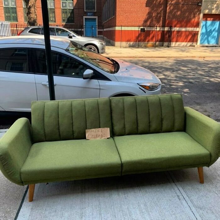Un sofá "gratis y limpio" súper bonito