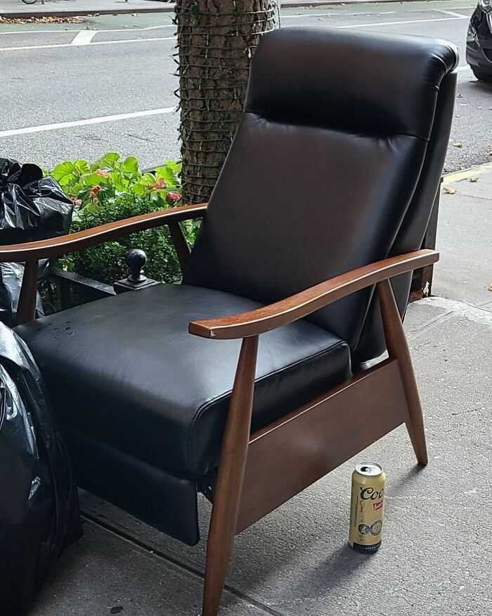 Sillón reclinable moderno de mediados de siglo. Viene con una cerveza. De nada