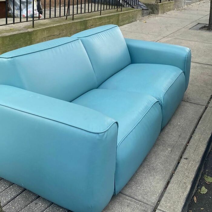 I Mean… Are You Serious? This Baby Blue Leather Couch Is Amaaaazing! 