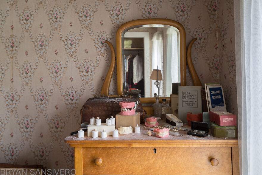I Stumbled Upon An Abandoned Dentist's House In Connecticut Filled With Vintage Stuff (24 Pics)