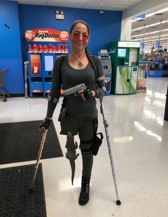 Mi esposa se disfrazó de Lara Croft para Halloween. Está amputada así que tuvo que improvisar