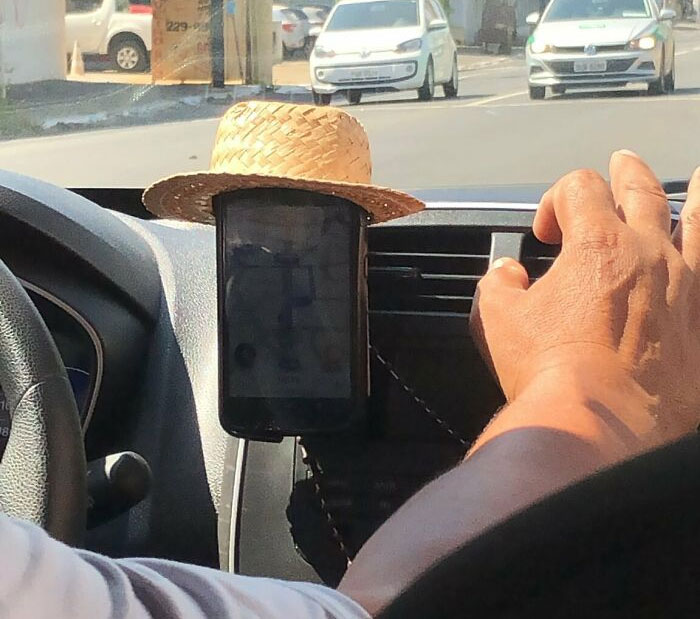 Este conductor de Uber le puso un gorro de paja a su móvil 