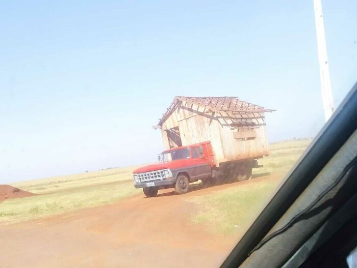 Una camioneta llevando una casa de madera en Ribeirão Do Sul, Brasil 