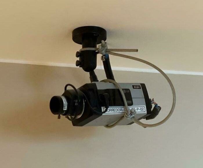 Cable de acero para asegurarse de que no se roben hasta la cámara de vigilancia