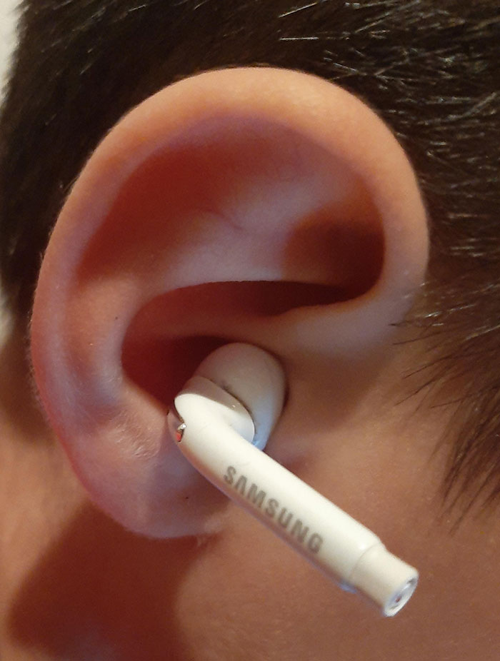 My Brother Cut Off The Wire Of His Broken Earbuds To Make Them Look Like AirPods Then Gave Them To My 5-Year-Old Brother As A Present