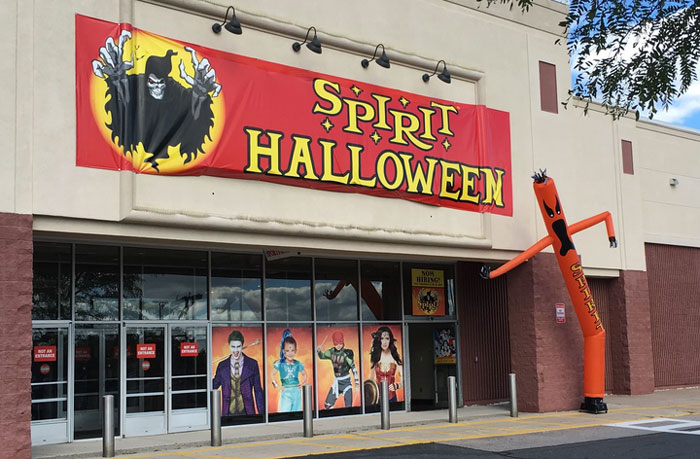"You People Are Insane": People Online Are Surprised By Halloween Stores In The US That Are Only There For This Specific Period Of Time