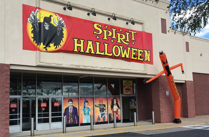 "You People Are Insane": People Online Are Surprised By Halloween Stores In The US That Are Only There For This Specific Period Of Time "You People Are Insane": People Online Are Surprised By Halloween Stores In The US That Are Only There For This Specific Period Of Time