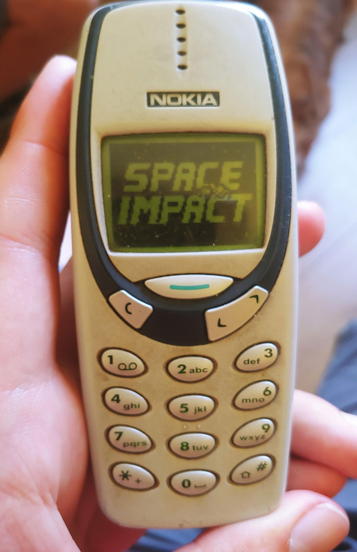 Today A 70th Years Old Ma'am Gave Me Her Nokia 3310 To Change The Battery. I Couldn't Resist