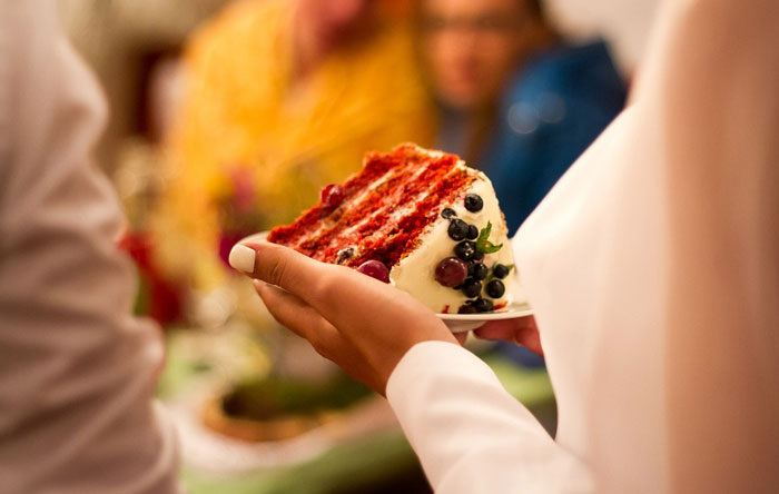 Guest Shocked To Receive Charge For Additional Slice Of Wedding Cake The Newlyweds Saw Them Take Via CCTV Guest Shocked To Receive Charge For Additional Slice Of Wedding Cake The Newlyweds Saw Them Take Via CCTV