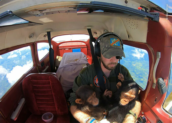 Ganadora en la categoría “Premio al reportaje fotográfico”: “Rescate aéreo” por Brent Stirton