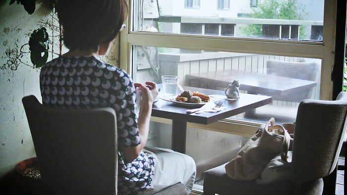 Man Shares How His Wife Didn't Know How To Speak To A Cafe Server She Thought Was Trans, Gets Roasted Man Shares How His Wife Didn't Know How To Speak To A Cafe Server She Thought Was Trans, Gets Roasted