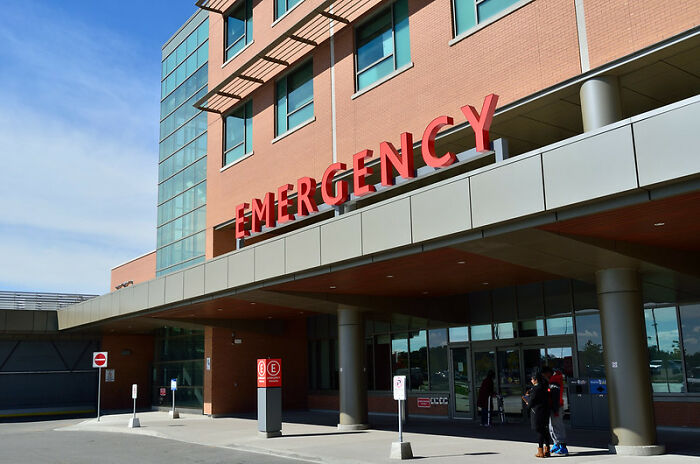 A Woman Gets Charged $700 For Coming To An ER And Sitting There For 7 Hours But Not Getting Any Treatment, Others Share Similar Stories
