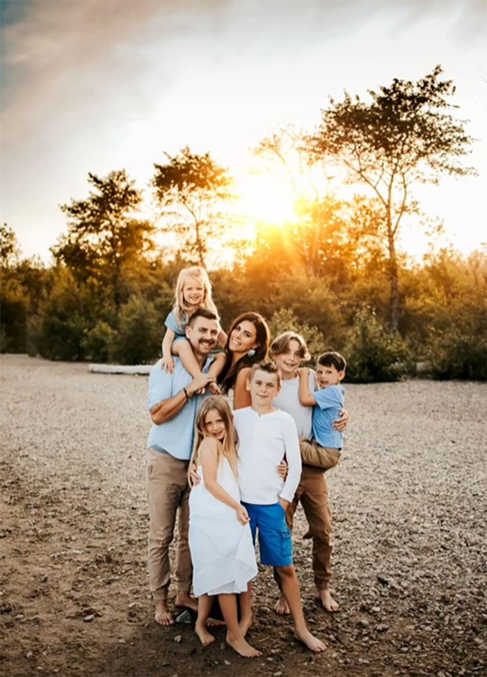 Couple And Their 5 Kids Live Their Life "Unblended" In Two Separate Suites In The Same House Couple And Their 5 Kids Live Their Life "Unblended" In Two Separate Suites In The Same House