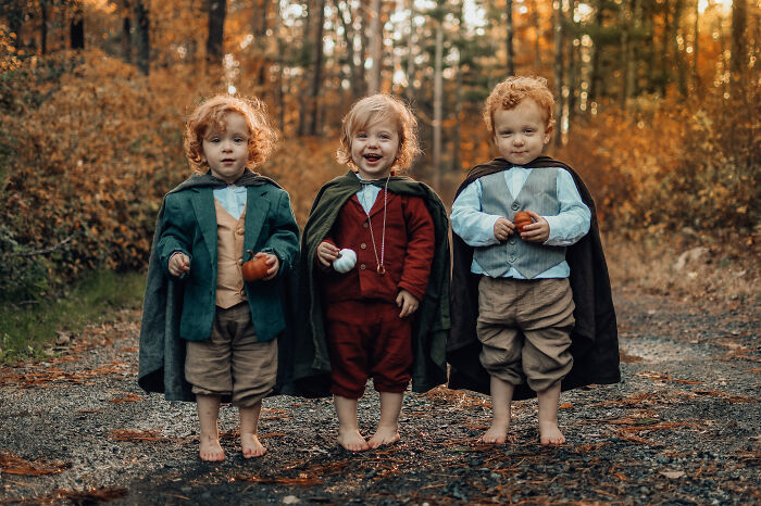 No pudimos resistirnos a vestir a nuestros trillizos de dos años como hobbits para Halloween (niña, niño, niño)